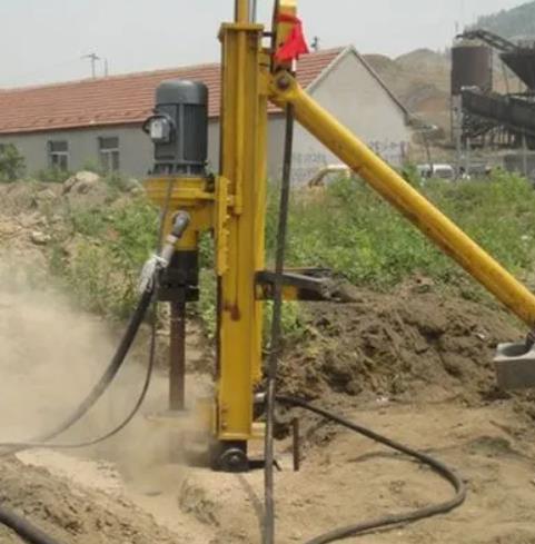 沖擊鉆機,分為鋼絲繩沖擊、鉆桿沖擊兩種鉆機